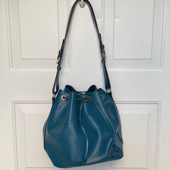 Authentic Louis Vuitton Epi Noe Bucket Bag - Picture 2 of 16